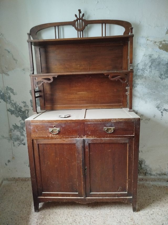 Mueble antiguo de madera estilo Toned