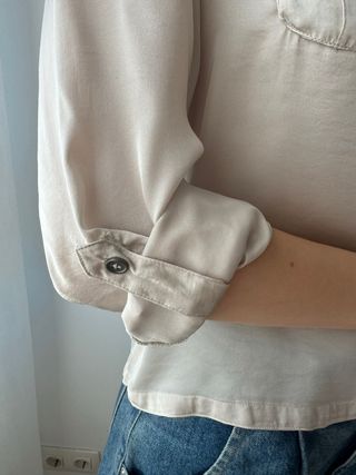Blusa beige arremangable talla M