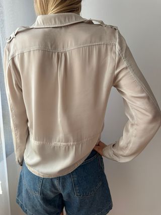 Blusa beige arremangable talla M
