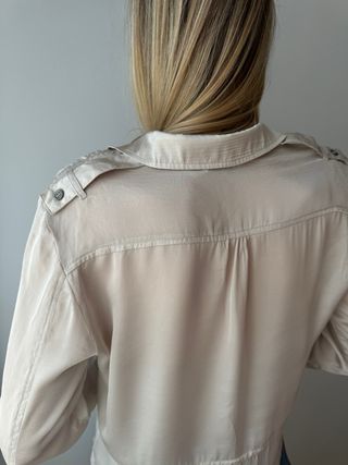 Blusa beige arremangable talla M