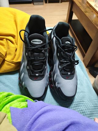 Nike Air Max Dn8 color negro y rojo 