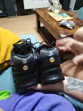 Nike Air Max Dn8 color negro y rojo 
