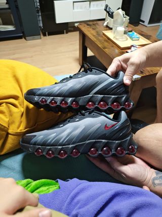 Nike Air Max Dn8 color negro y rojo 