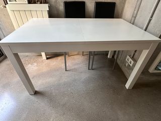 Mesa extensible blanca seminueva.