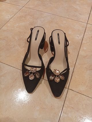 Zapatos Zara Basic Talla 40 Negros Joyas. 