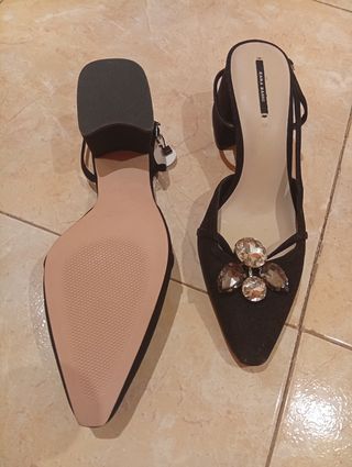 Zapatos Zara Basic Talla 40 Negros Joyas. 