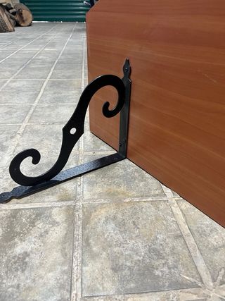 Estantería de madera con soportes metálicos