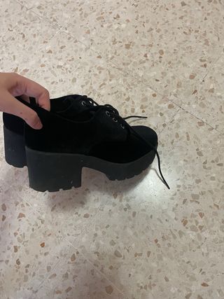 Zapatos de tacón negros para mujer