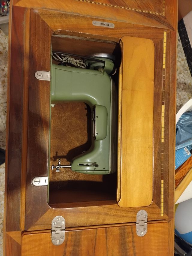 Máquina de coser antigua de madera y metal