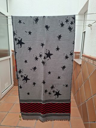 Bufanda/Chal reversible en negro-rojo-gris