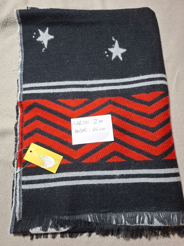 Sciarpa/scialle reversibile in nero-rosso-grigio