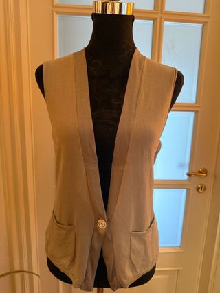 Gilet in maglia beige con tasche