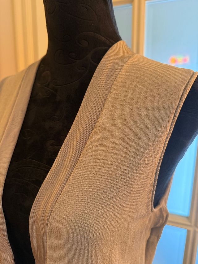 Gilet in maglia beige con tasche