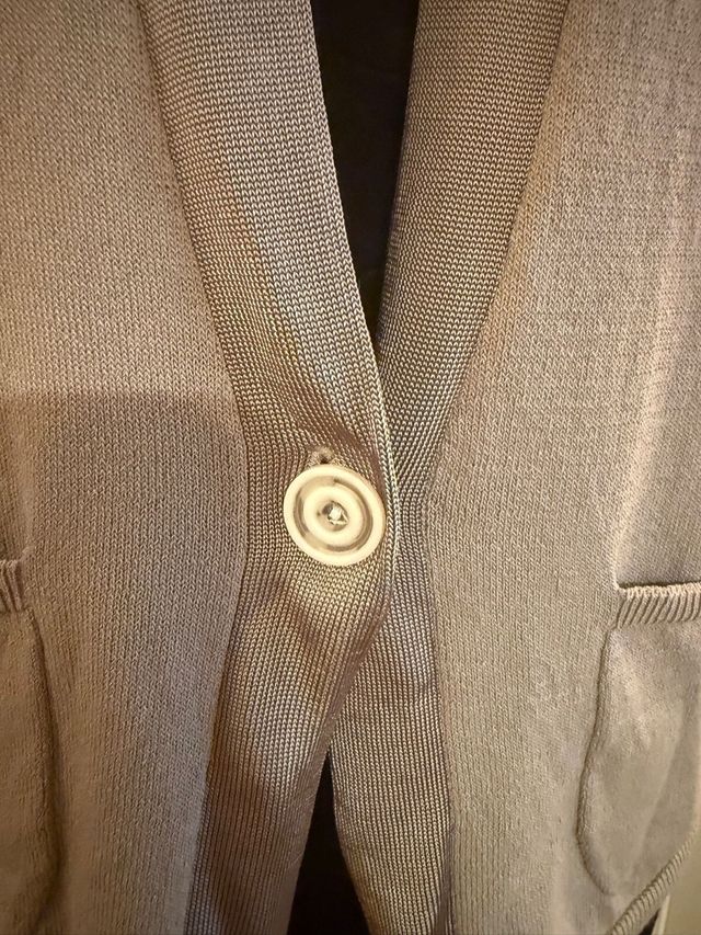 Gilet in maglia beige con tasche