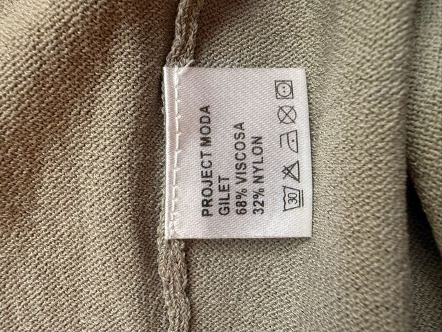 Gilet in maglia beige con tasche