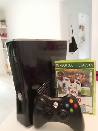 Xbox 360 con FIFA 10 y mando