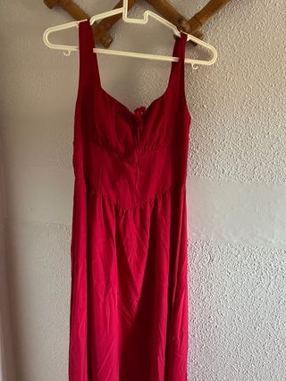 Vestido rojo escotado con lazada