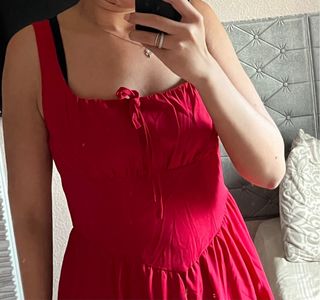 Vestido rojo escotado con lazada