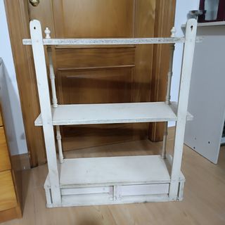 Estantería de madera blanca con cajones.