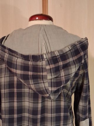 Camisa de franela con capucha y coderas.