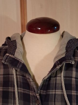 Camisa de franela con capucha y coderas.