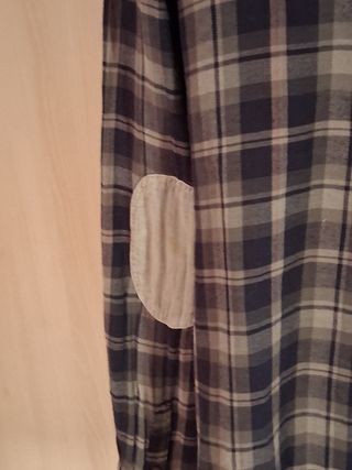 Camisa de franela con capucha y coderas.