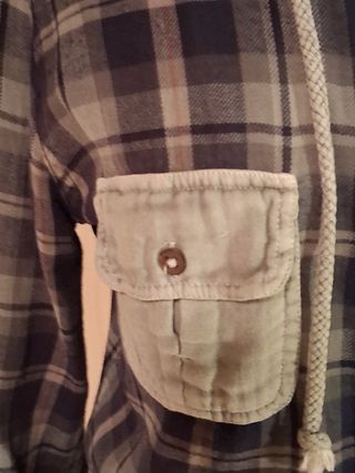 Camisa de franela con capucha y coderas.