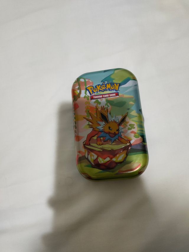 Minilatas Pokémon Evoluciones Prismáticas Español