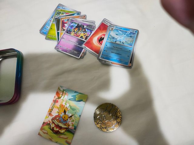 Minilatas Pokémon Evoluciones Prismáticas Español