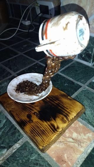 Tazza in ceramica con decorazioni e tagliere in le