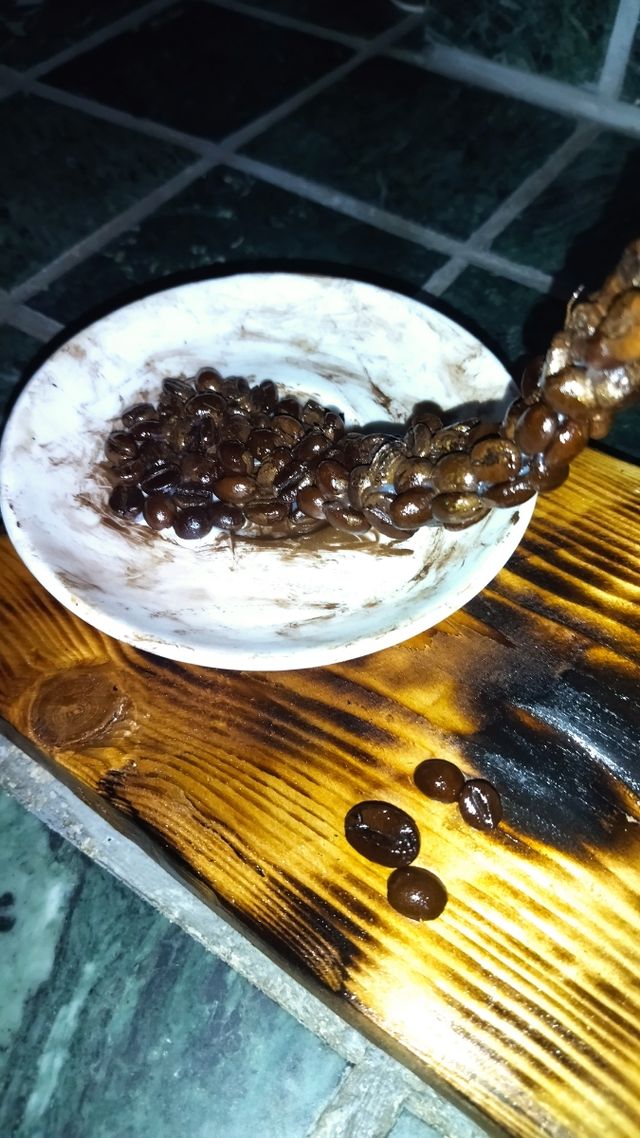 Tazza in ceramica con decorazioni e tagliere in le