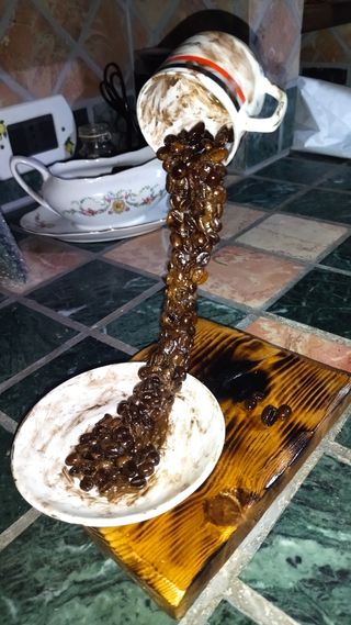 Tazza in ceramica con decorazioni e tagliere in le