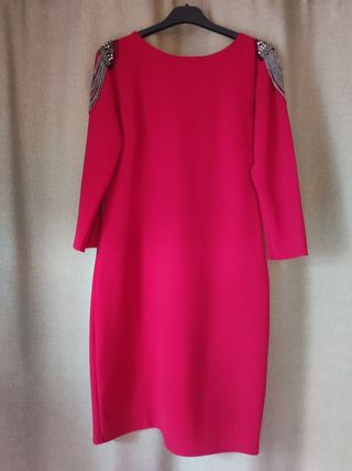 Vestido rojo con adornos en hombros