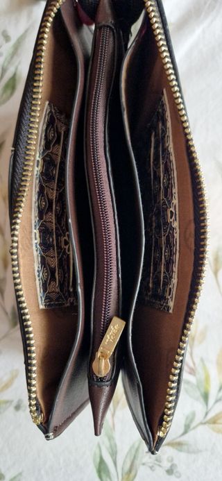 Cartera pequeña, de mano estampada, marca Verde.