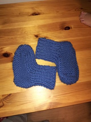 Patucos azules hechos a mano talla 28 - 30