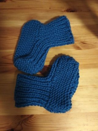 Patucos azules hechos a mano talla 28 - 30