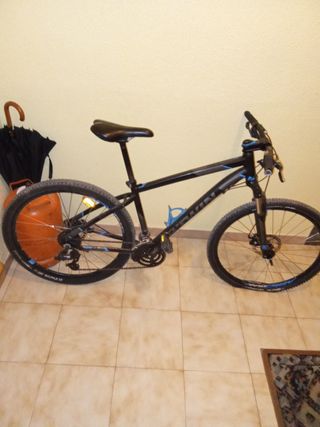 Bicicleta de montaña negra