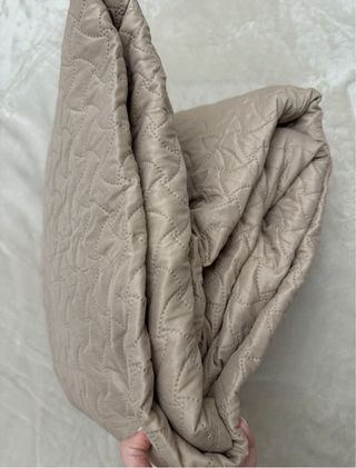 Coperta trapuntata beige e bianca