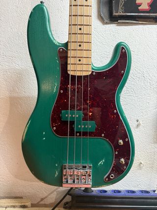 Bajo Eléctrico Fender Squier con extras. 