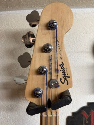 Bajo Eléctrico Fender Squier con extras. 