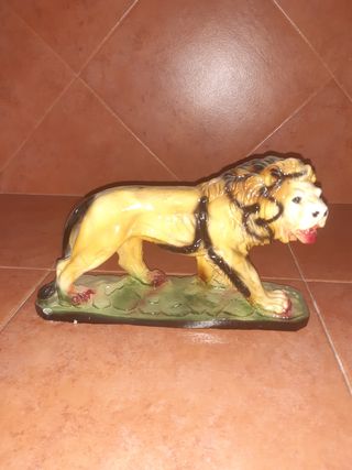 Figura de León decorativa