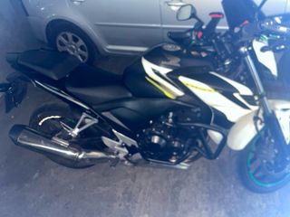 se vende honda cb500f Blanca y Negra naked.