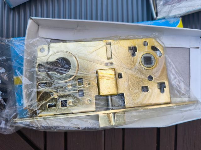 Cerradura de puerta dorada