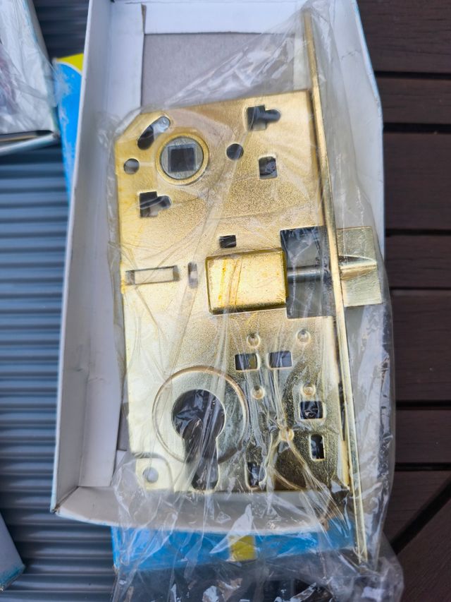 Cerradura de puerta dorada