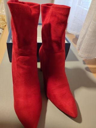 Botines rojos de tacón
