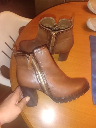 Urge vents
 Botines de piel marrones más regalo 
