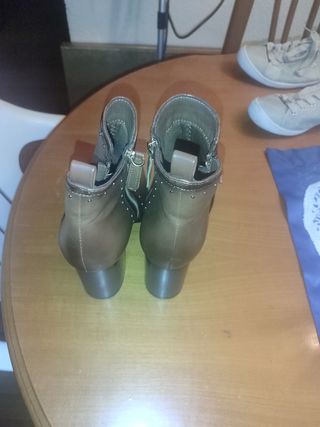 Urge vents
 Botines de piel marrones más regalo 
