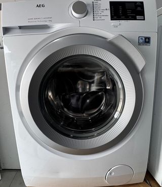 LAVADORA AEG DE 8 KILOS 
