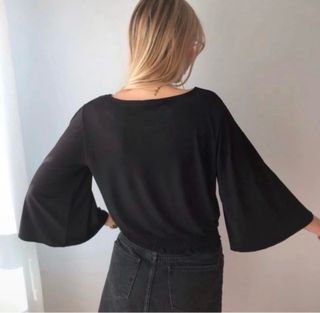 Blusa negra manga acampanada talla M