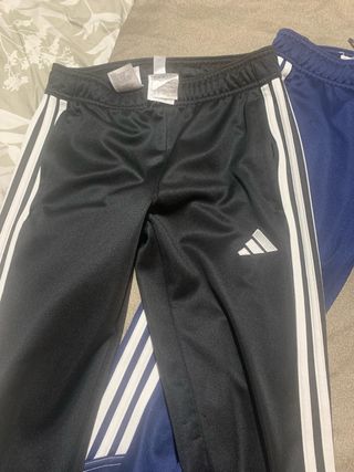 2 Pantalón chándal niño Adidas negro y azul.

